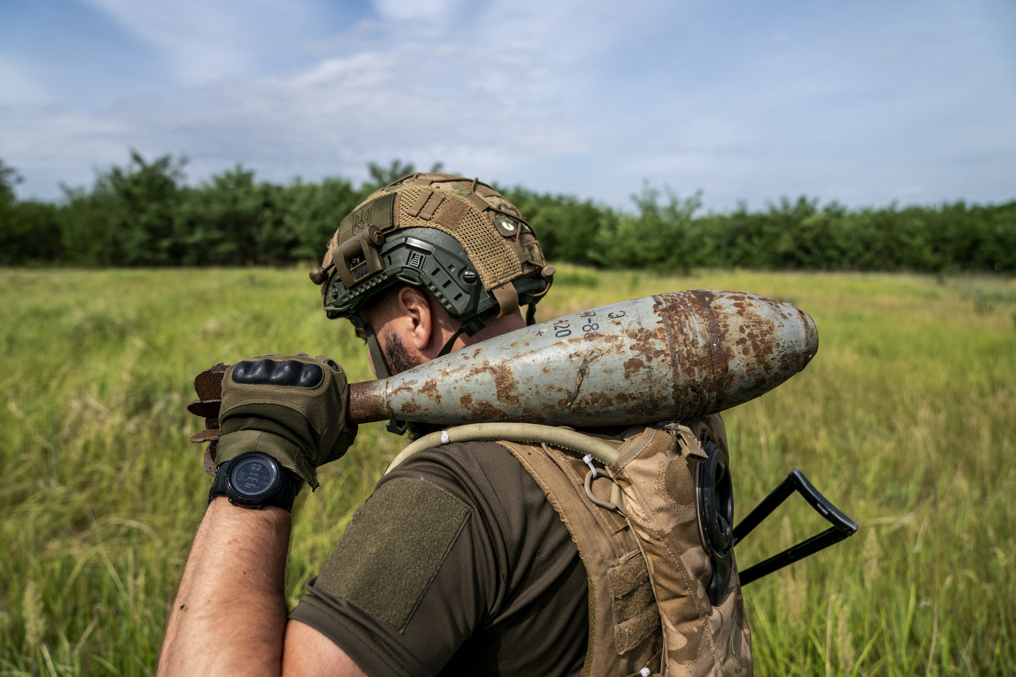 Ukrainian soldier carrying ammunition, illustrative image. Photo via Eastnews.ua.