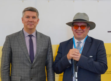 Ukraine’s acting Minister of Culture and Information Policy Rostyslav Karandieiev and Christopher Bailey, head of the World Health Organization's "Art and Health Protection"