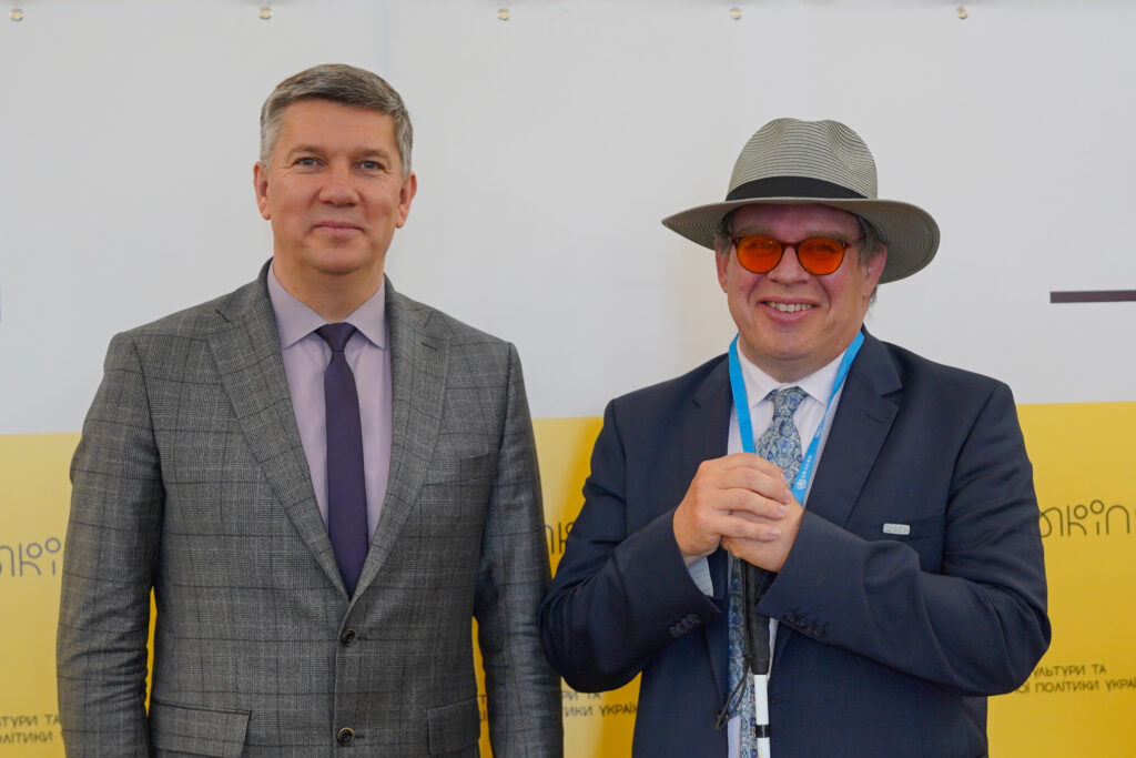 Ukraine’s acting Minister of Culture and Information Policy Rostyslav Karandieiev and Christopher Bailey, head of the World Health Organization's "Art and Health Protection"