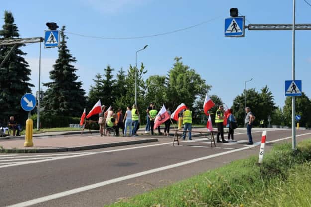 Polish farmers block road to rail terminal handling Ukraine cargo