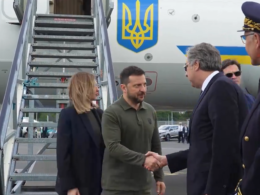 First Lady of Ukraine Olena Zelenska and President of Ukraine Volodymyr Zelenskyy arriving in France. Photo via Zelenskyy on X.