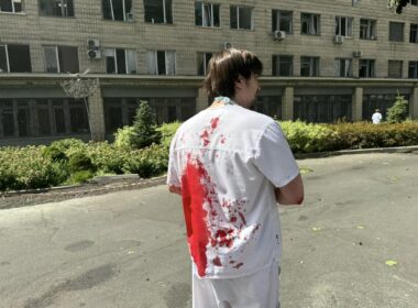 A Ukrainian doctor of the Okhmatdyt Children's Hospital covered in blood after the Russian attack.