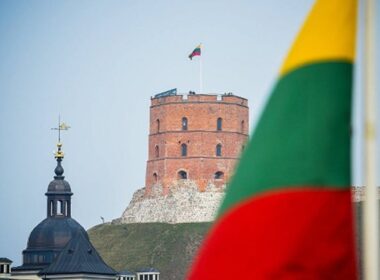 lithuanian flag foreground gediminas castle tower vilnius unn