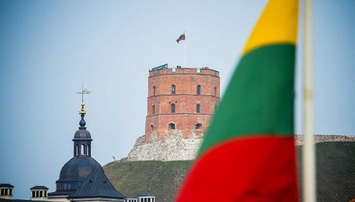 lithuanian flag foreground gediminas castle tower vilnius unn