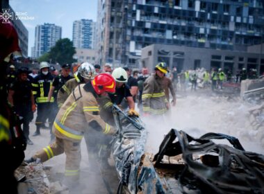 okhmatdyt hospital rescue ends russian attack killed two injured 32 ukraine's emergency service workers during search operation after strike okmatdyt children's kyiv 8 july 2024 dsns