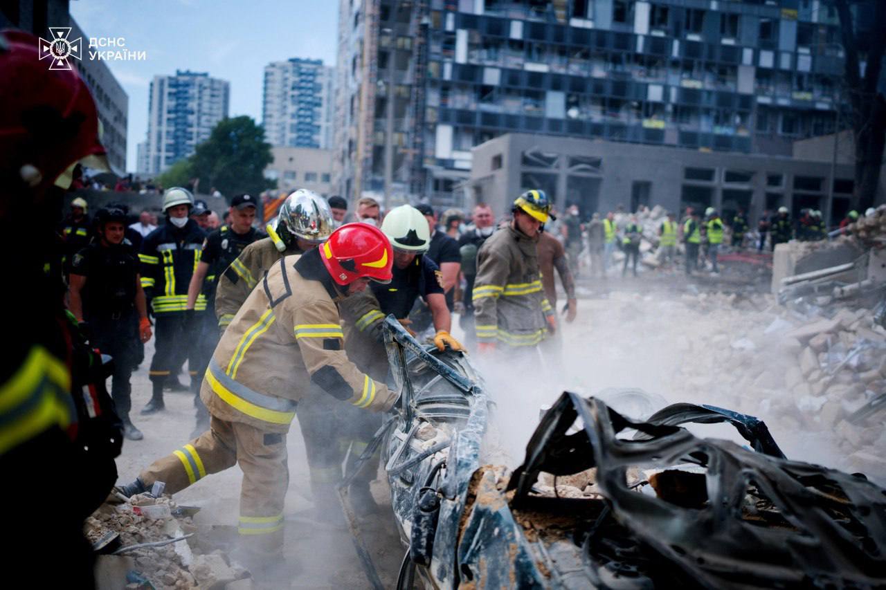 okhmatdyt hospital rescue ends russian attack killed two injured 32 ukraine's emergency service workers during search operation after strike okmatdyt children's kyiv 8 july 2024 dsns