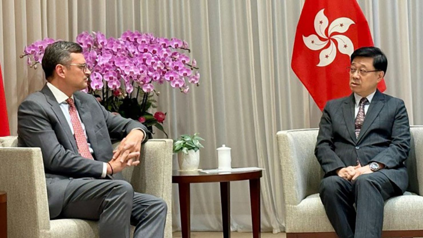 ukraine’s foreign minister dmytro kuleba (l) hong kong leader john lee (right) 25 july 2024 affairs ministry met