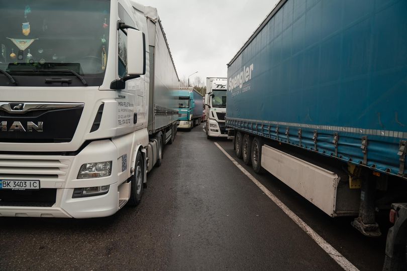 Ukrainian trucks at the Polish-Ukrainian border, photo via Serhiy Derkach on Facebook.