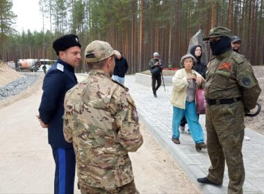 Militarized individuals who disrupted the commemoration day for the victims of the Great Purge at the Sandarmokh memorial site in Russia.