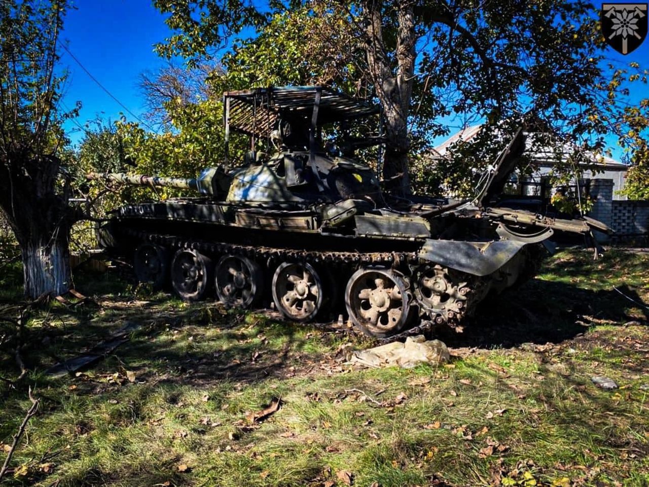 A Russian T-62 tank captured by Ukrainian forces, with the ''cage'' visible on top. Source: Wikimedia.