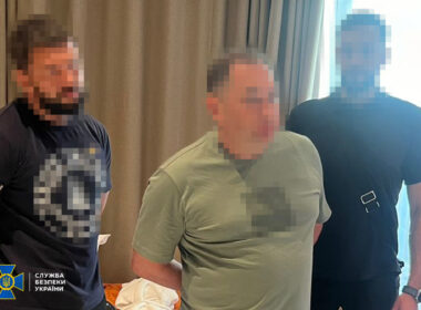 A deputy minister of energy and his 3 accomplices detained on charges of accepting a $500,000 bribe.