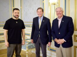 us senators blumenthal graham endorse retired nato f-16 pilots ukraine's air force president volodymyr zelenskyy (l) richard (d-connecticut middle) lindsey (r-south carolina right) presidentgovua