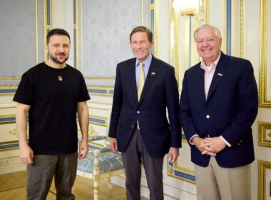 us senators blumenthal graham endorse retired nato f-16 pilots ukraine's air force president volodymyr zelenskyy (l) richard (d-connecticut middle) lindsey (r-south carolina right) presidentgovua