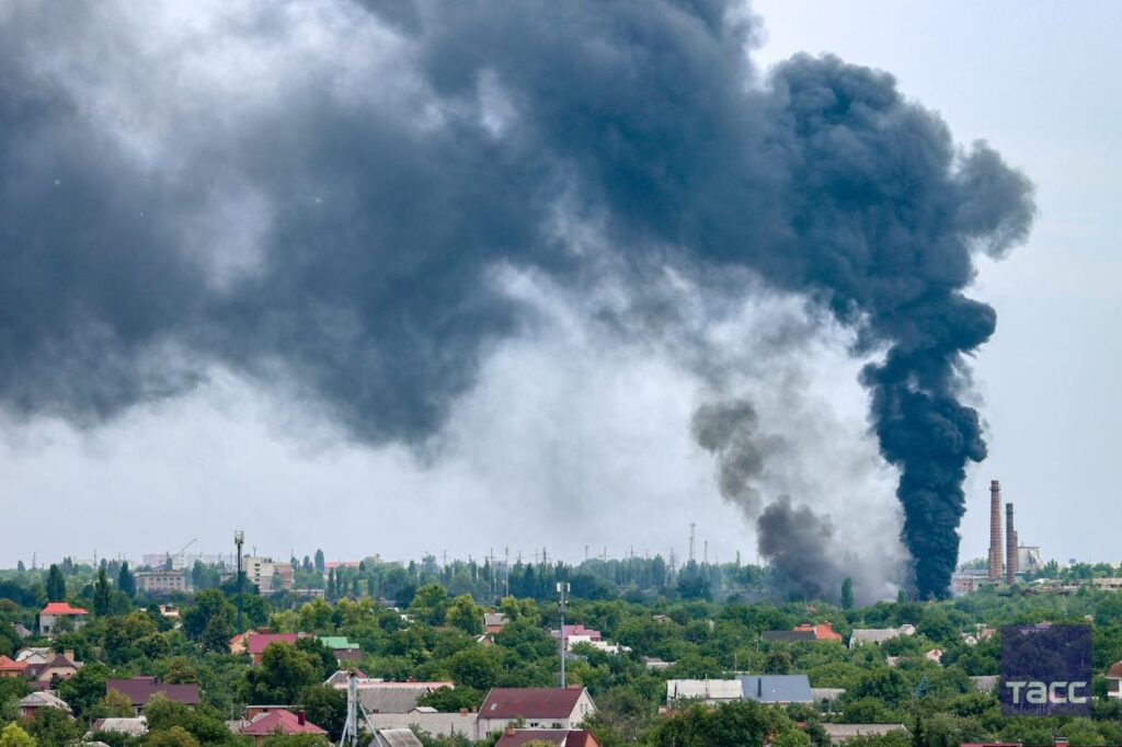 strikes luhansk smoke