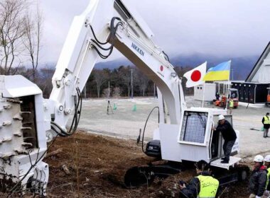 ukraine receives first batch japanese demining machines more come nikken company's machine ukraine's emergency service ukuraine-land-mine-2s (1)