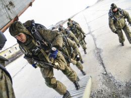 Russian paratroopers, illustrative image. Photo via Wikimedia.