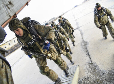 Russian paratroopers, illustrative image. Photo via Wikimedia.