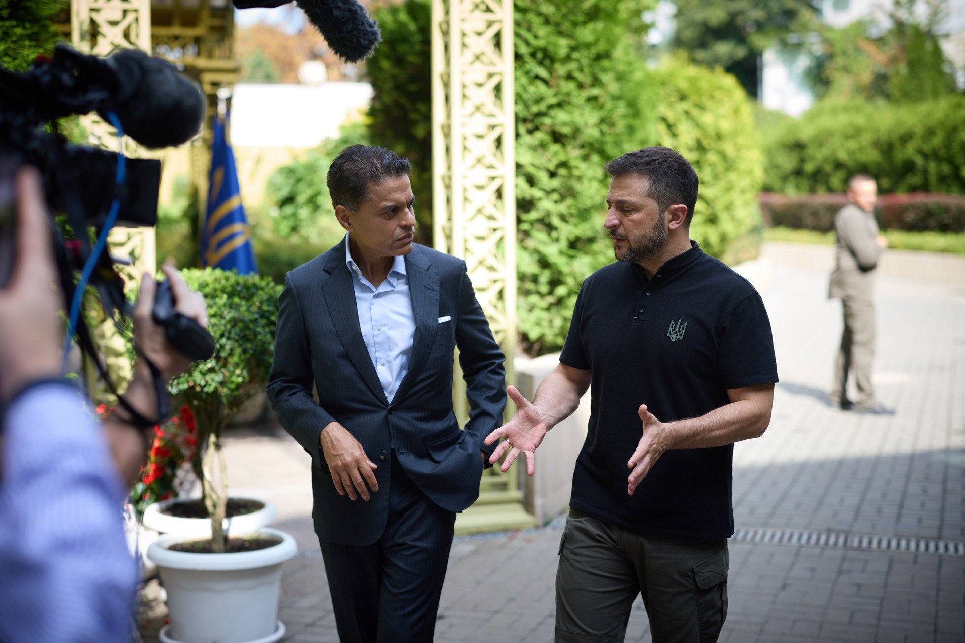 Fareed Zakaria and Volodymyr Zelenskyy during the interview. Photo via YouTube/Zelenskyy.