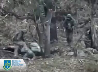 Russian forces execute two Ukrainian soldiers in Donetsk Oblast.