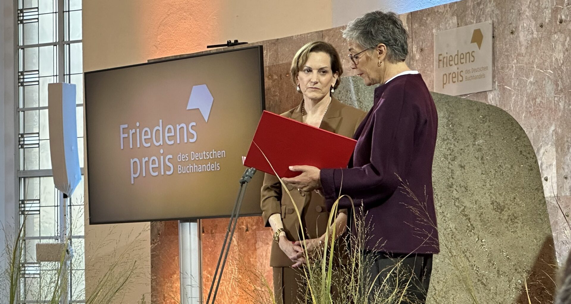 Pulitzer Prize-winning writer Anne Applebaum receives the 2024 Peace Prize of the German Book Trade.