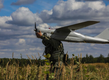 A Russian drone operator carrying the Orlan-10 drone. Photo via Wikimedia.