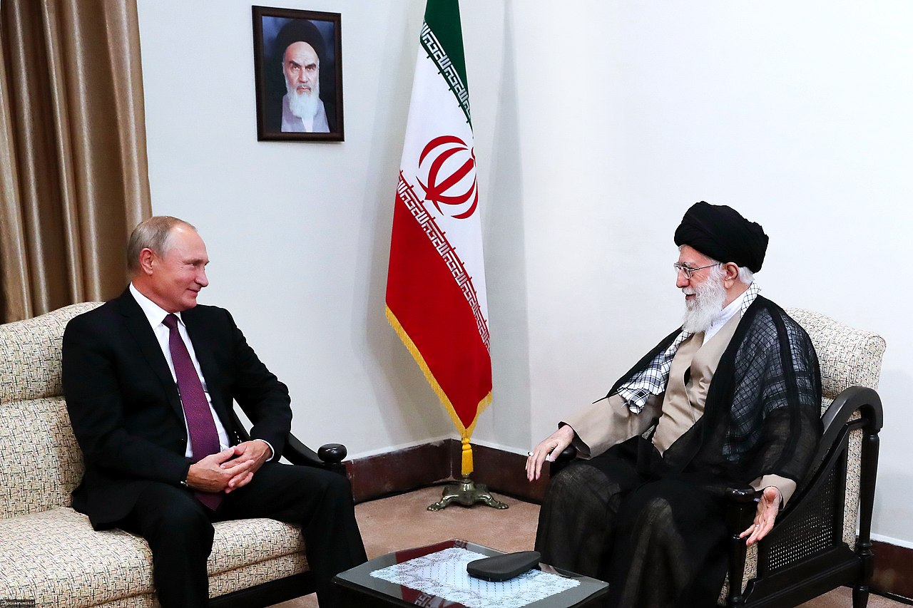 Russian President Vladimir Putin (L) with Iranian Supreme Leader Ali Khamenei (R), illustrative image. Photo via Wikimedia.