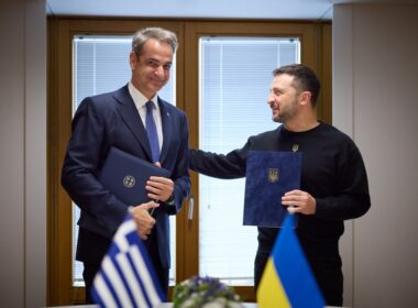 greece pledges additional resources ukrainian f-16 pilot technician training greek prime minister kyriakos mitsotakis (l) president volodymyr zelenskyy (r) brussels 17 october 2024 presidentgovua