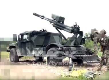 ukraine prepares deploy us-supplied hawkeye howitzers against russian forces ukrainian gunners firing american 105mm self-propelled howitzer 2-ct mounted hmmwv range