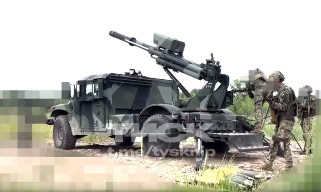 ukraine prepares deploy us-supplied hawkeye howitzers against russian forces ukrainian gunners firing american 105mm self-propelled howitzer 2-ct mounted hmmwv range