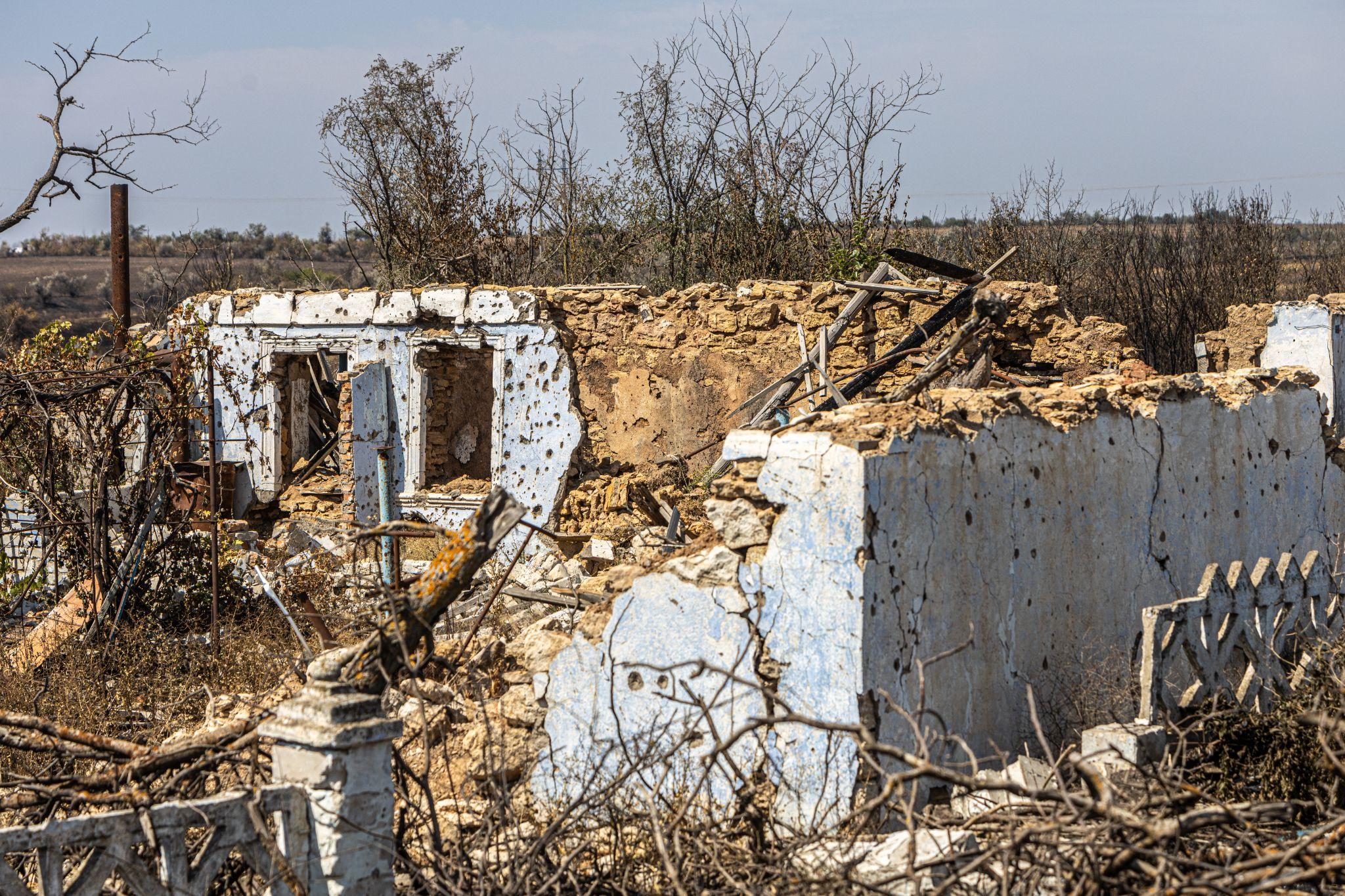 The rubbles of Maksymivka in the south of Ukraine. As the Russian invasion has razed the village to the ground, its sparse residents have to coexist with Russian landmines, contaminating 60% of its territory. Demining in Ukraine during the full-scale Russian invasion