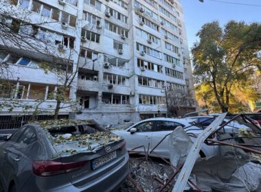 russia launches 106 explosive drones injuring civilians kyiv odesa damaged apartment building vehicles after russian attack 7 november 2024