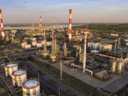 ukrainian drones target saratov oil refinery russia says business-vectorinfo militarnyi polish_20241108_075331944