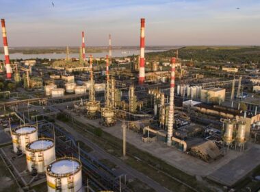 ukrainian drones target saratov oil refinery russia says business-vectorinfo militarnyi polish_20241108_075331944