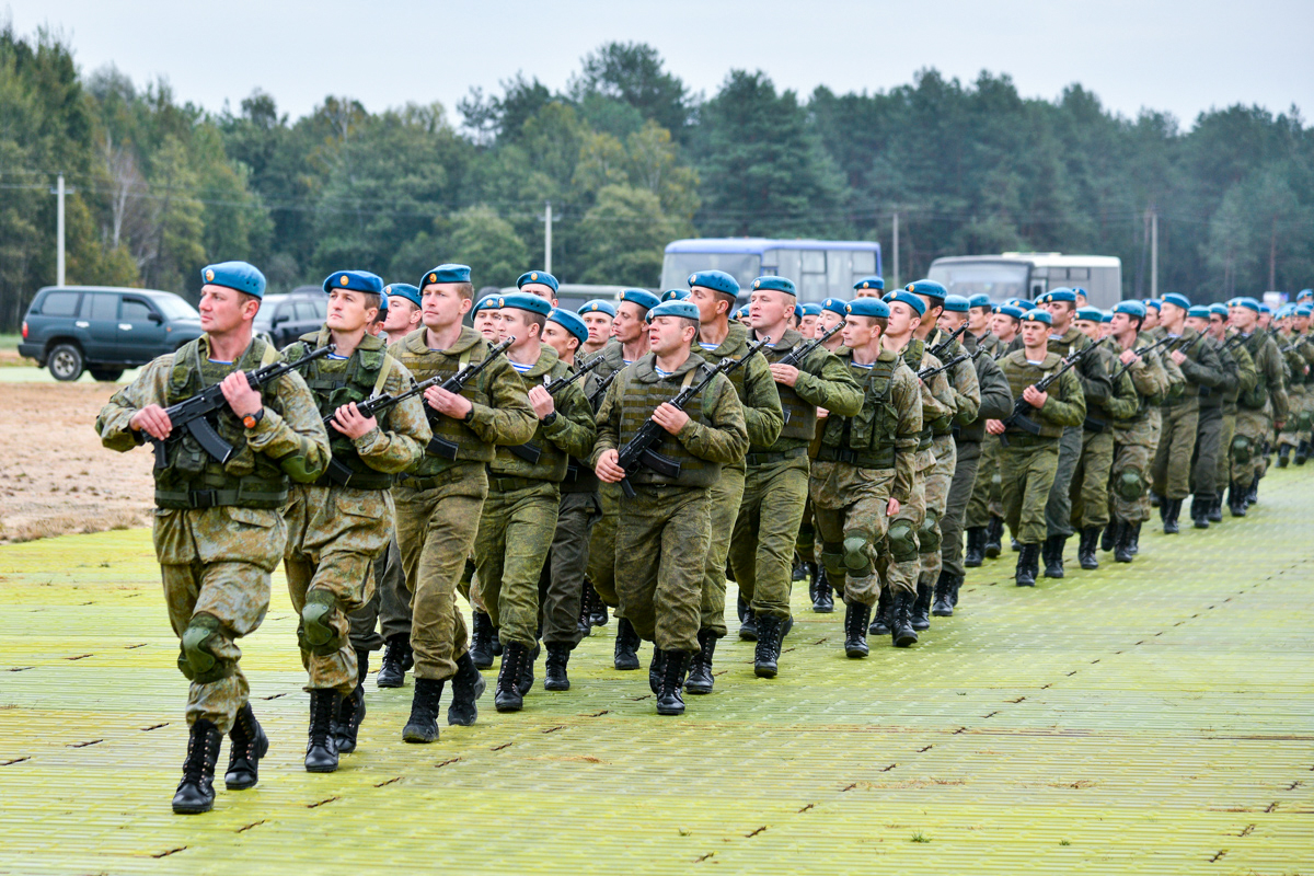 Russian servicemen, illustrative image. Photo via Wikimedia.