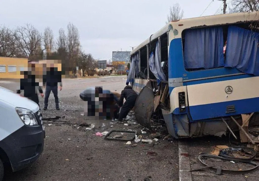 Russian kills 4, injures 17 in its shelling of bus stop in occupied Nova Kakhovka, Kherson Oblast