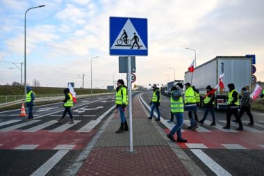 Polish farmers launch new Ukraine border blockade as Kyiv mourns millions lost to Stalin's genocide