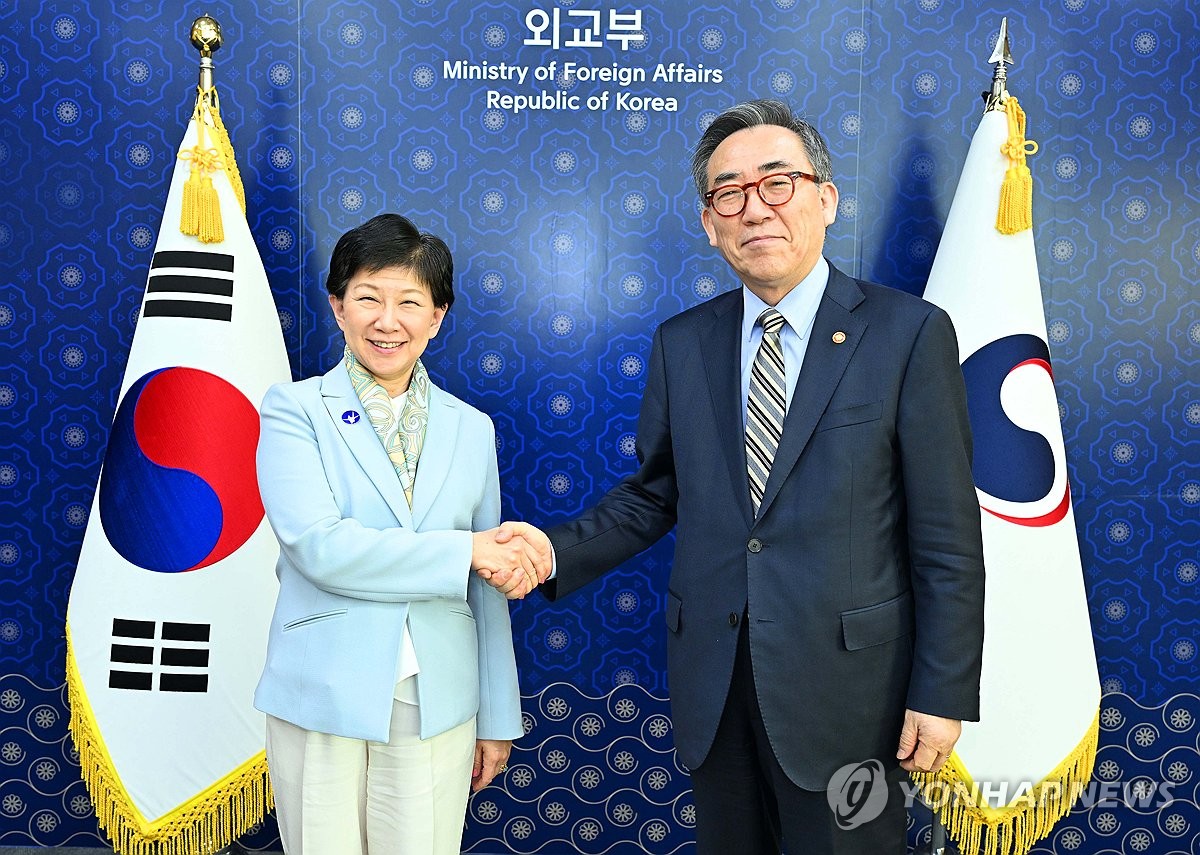 south korea urges un demand withdrawal north korean troops russia korea's foreign minister cho tae-yul (r) high representative disarmament affairs izumi nakamitsu before meeting sidelines 23rd korea-un conference seoul 5