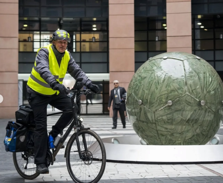 german politician cycling for donation for Ukraine