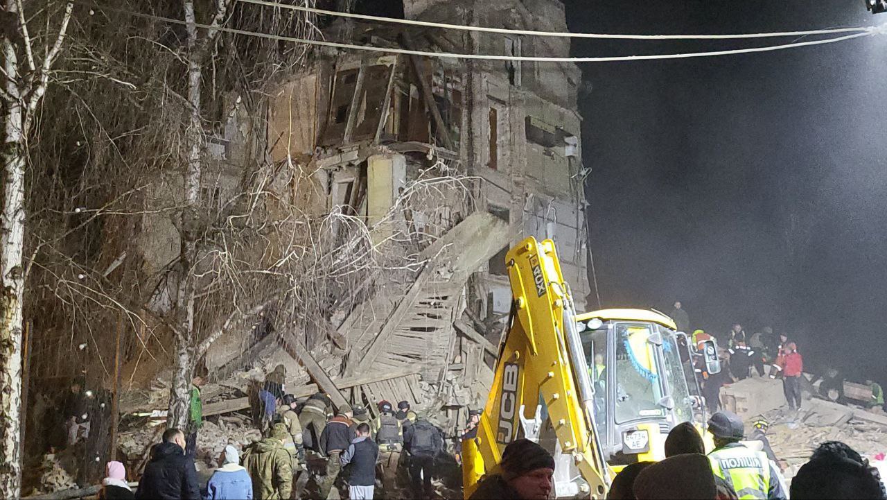 russians missile targets apartment block kryvyi rih christmas eve killing least one injuring 13 more civilian residential building dnipropetrovsk oblast struck russian ballistic 24 2024 liga 20241224181100-4824 (1) four-story person