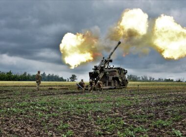 Ukrainian servicemen operating artillery, illustrative image. Photo via Wikimedia.