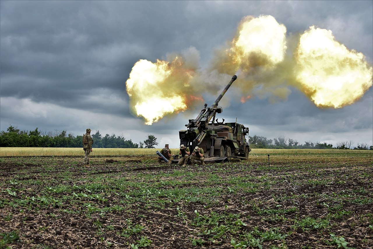 Ukrainian servicemen operating artillery, illustrative image. Photo via Wikimedia.