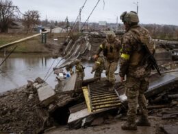 Ukrainian soldiers work to reinforce a pontoon bridge in Bakhmut, Donetsk Oblast, December 2022. Photo: Anadolu Agency