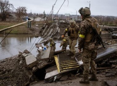 Ukrainian soldiers work to reinforce a pontoon bridge in Bakhmut, Donetsk Oblast, December 2022. Photo: Anadolu Agency