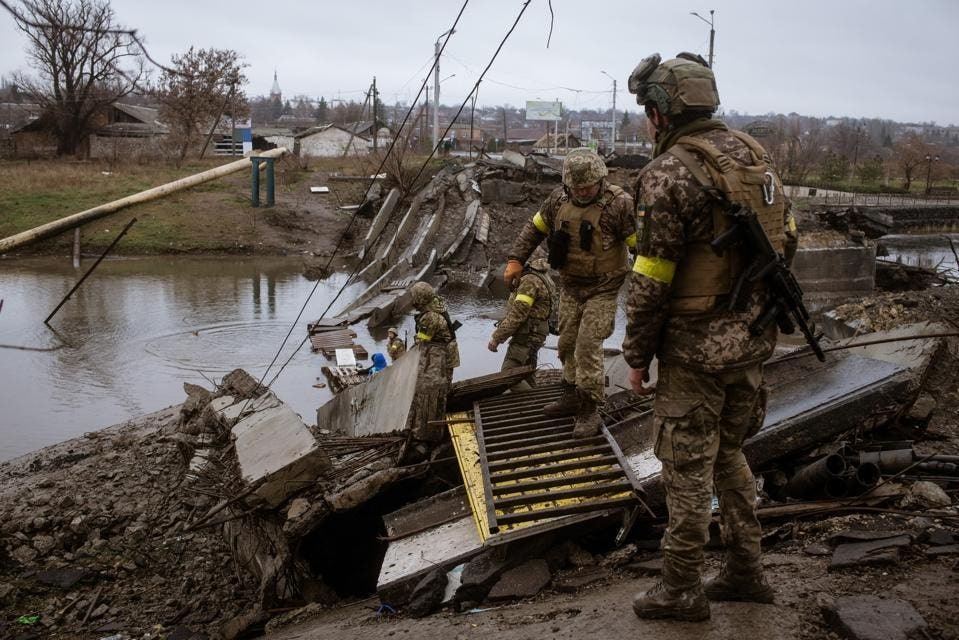 Ukrainian soldiers work to reinforce a pontoon bridge in Bakhmut, Donetsk Oblast, December 2022. Photo: Anadolu Agency