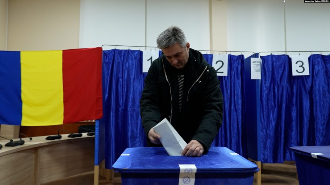 pro-eu ruling party wins romania's parliamentary elections far-right pushes influence romanian voter casting ballot moldova's comrat city 1 romania social democrats (psd) have emerged victorious securing around 22% vote preliminary