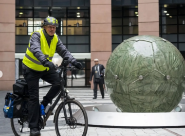 german politician cycling for donation for Ukraine