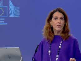 eu dismisses ft report linking russian gas talks ukraine peace deal european commission chief spokesperson paula pinho during briefing 30 2025 audiovisualeceuropaeu maintains its position gradually eliminating imports while separating