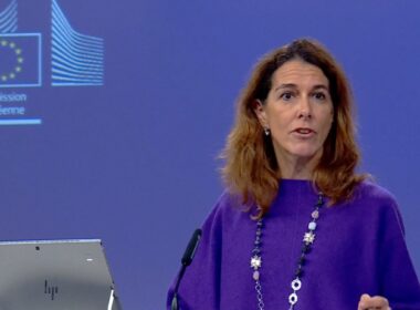 eu dismisses ft report linking russian gas talks ukraine peace deal european commission chief spokesperson paula pinho during briefing 30 2025 audiovisualeceuropaeu maintains its position gradually eliminating imports while separating