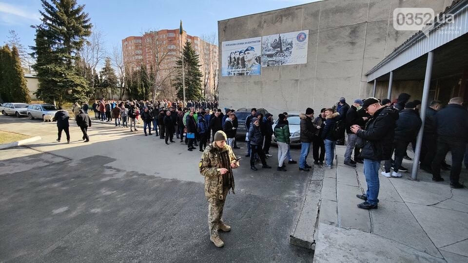 Ukraine queues mobilization Russian invasion