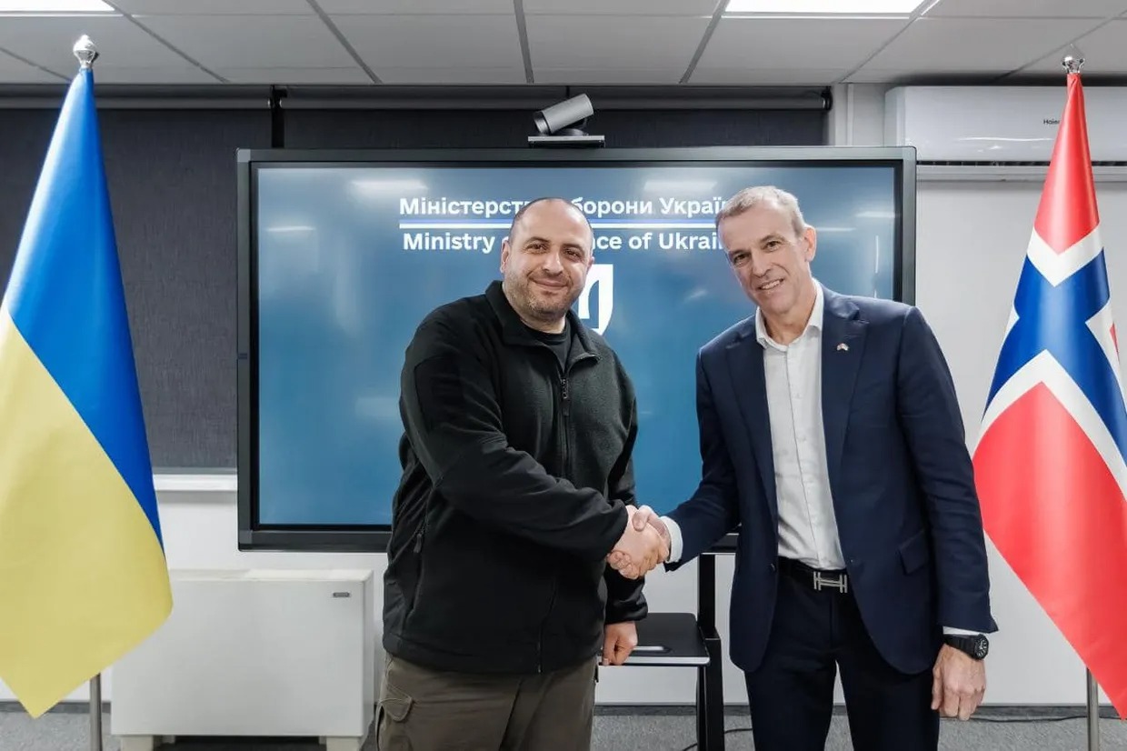 ukraine expands cooperation norway's nasams air defense manufacturer ukrainian minister rustem umierov (l) meeting kongsberg's ceo eirik lie kyiv 16 2025 umerov norway ukraine's met discuss components production integration anti-drone